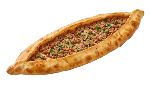 Traditionele Turkse pide gevuld met gekruid gehakt en afgewerkt met verse peterselie.