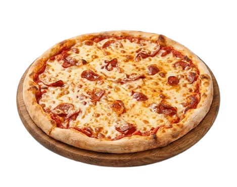 Pizza pepperoni met gesmolten kaas op een ronde houten plank tegen een donkere achtergrond.
